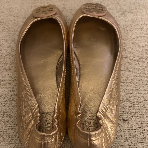 EXCELLENT Condition- Tory Burch Toe Ballet Rose Gold Size 8.5 - Picture 1 of 3